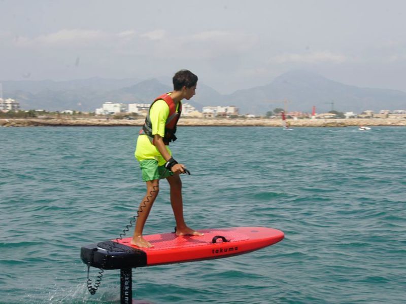 Alumno aprendiendo a volar en eFoil