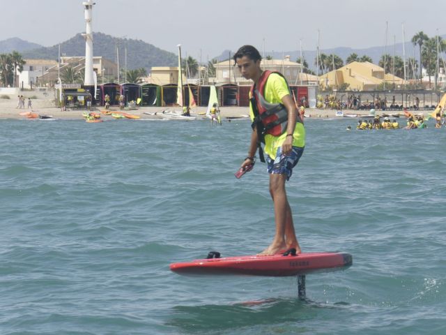 Alumno volando en eFoil frente a la playa de Oliva