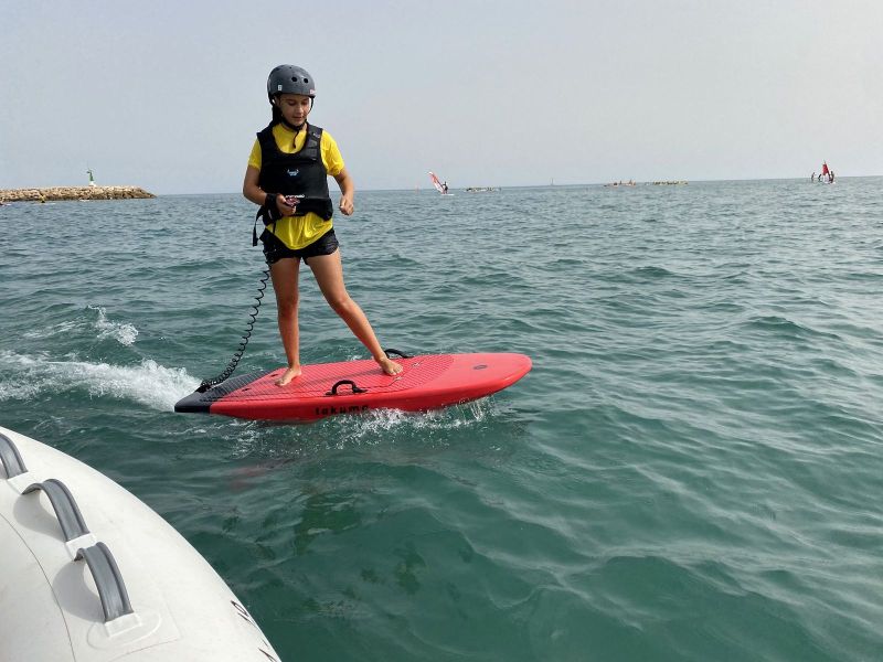 Alumna en su primera sesión de eFoil, con casco y chaleco